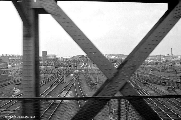"Bird cage" bridge Rugby