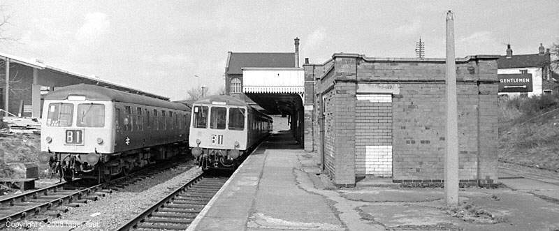 Passenger train, Rugby Central station Passenger train, Rugby Central station