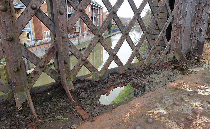 Corrosion on the GCR bridge over Grand Union Canal, Loughborough Corrosion on the GCR bridge over Grand Union Canal, Loughborough